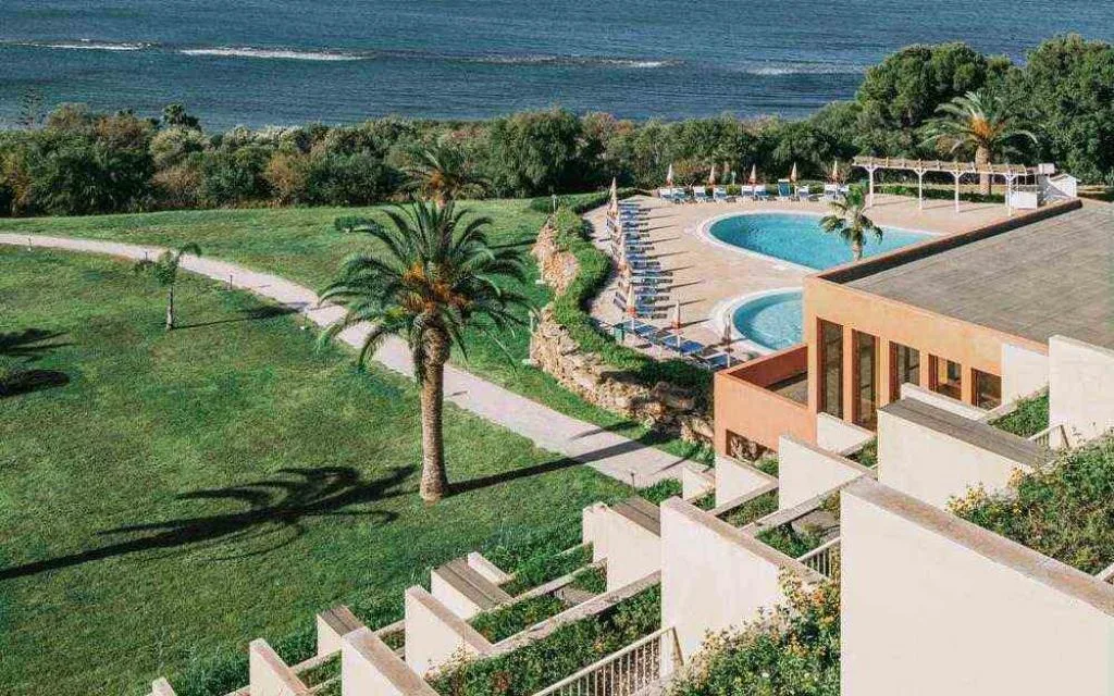 Veduta aerea dell'hotel con piscina, giardino e mare sullo sfondo