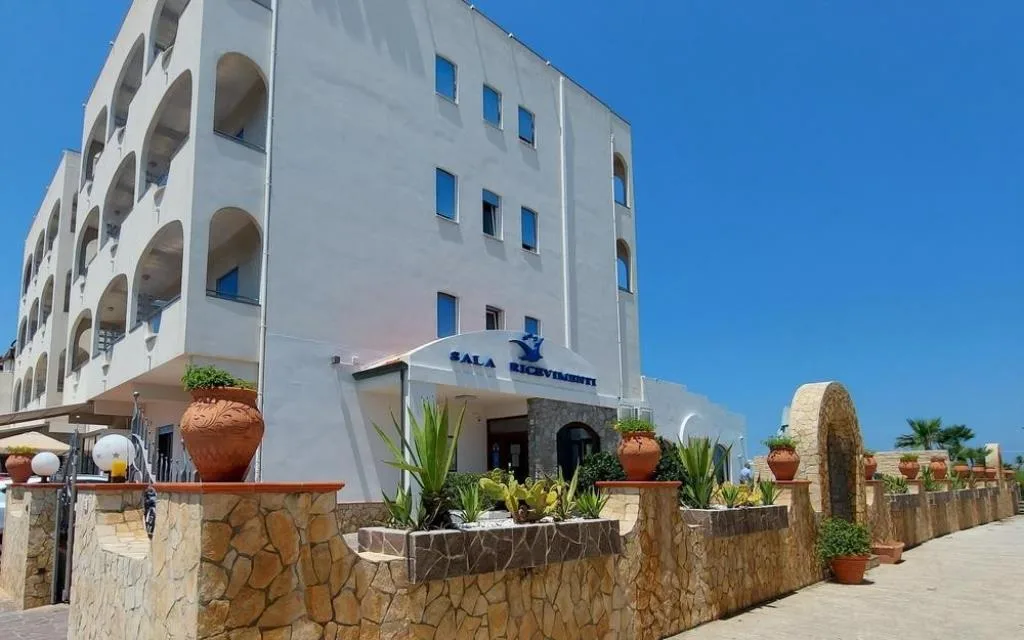 Esterno dell'hotel con facciata bianca e ingresso sala ricevimenti