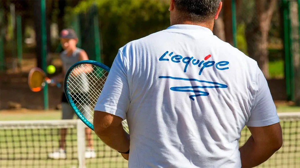 Istruttore di tennis dell'animazione durante una lezione