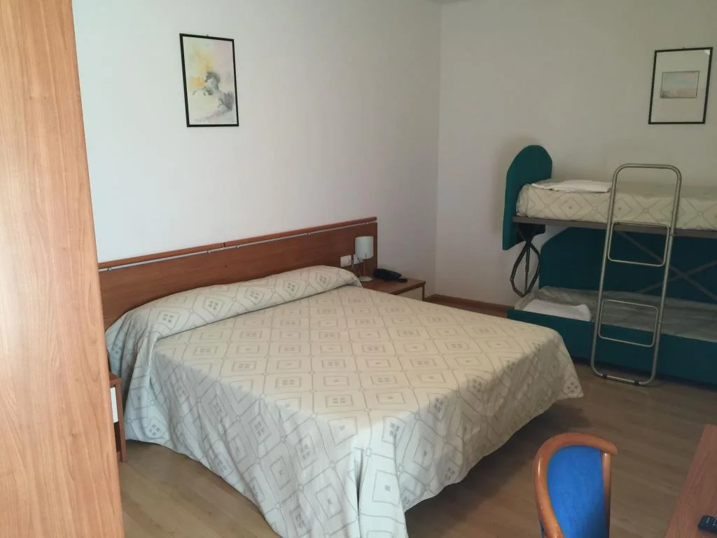 Camera con letto matrimoniale e letto a castello, pavimento in laminato