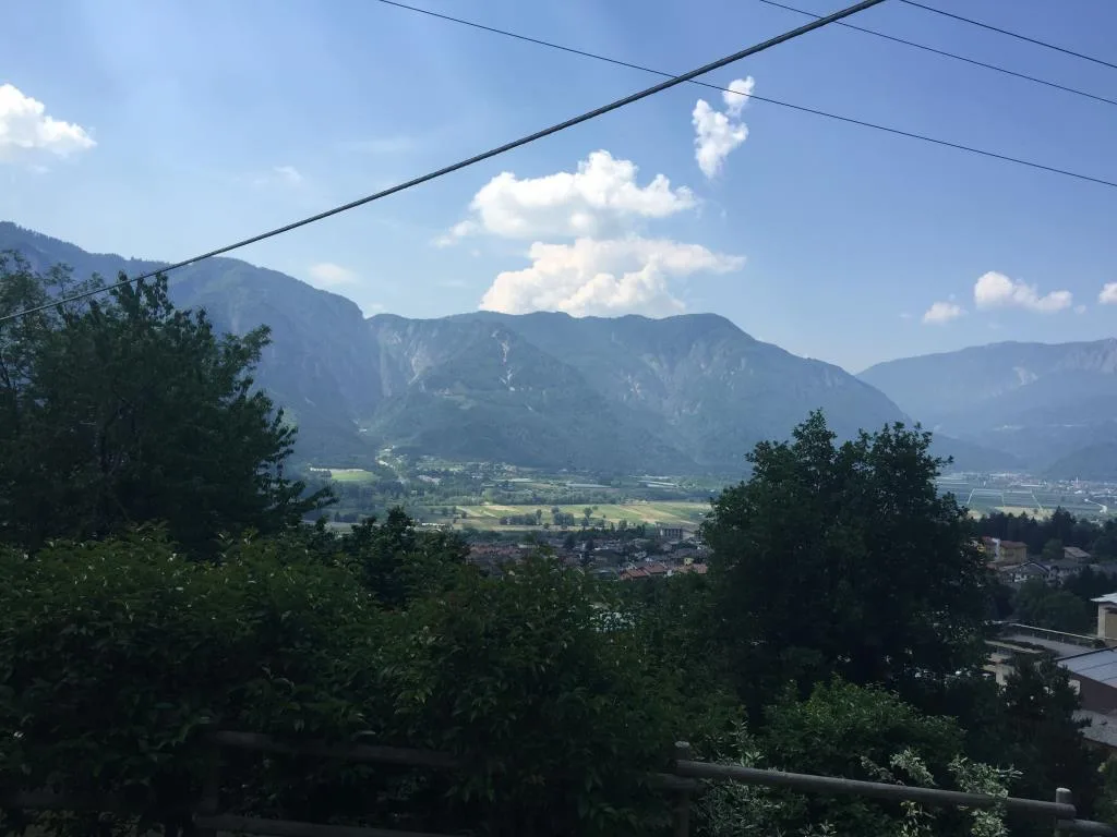 Vista panoramica sulla valle e le montagne circostanti tra la vegetazione