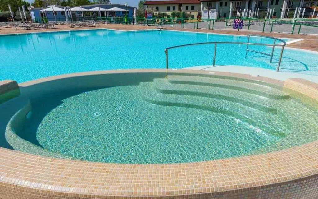Piscina esterna con idromassaggio circolare e acqua turchese